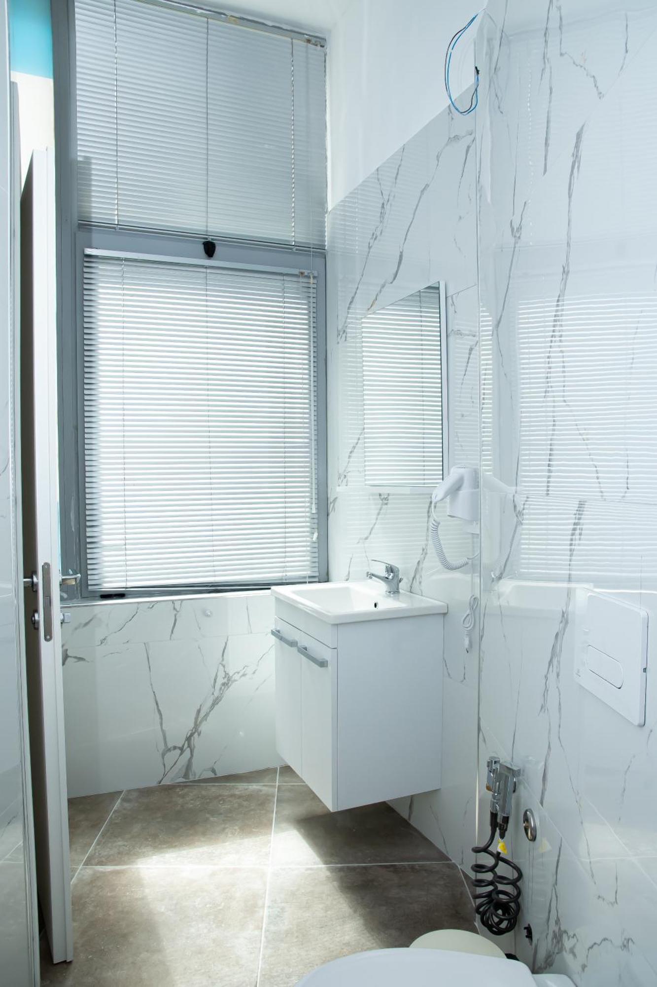 Alv Rent Rooms Vlore Exterior photo