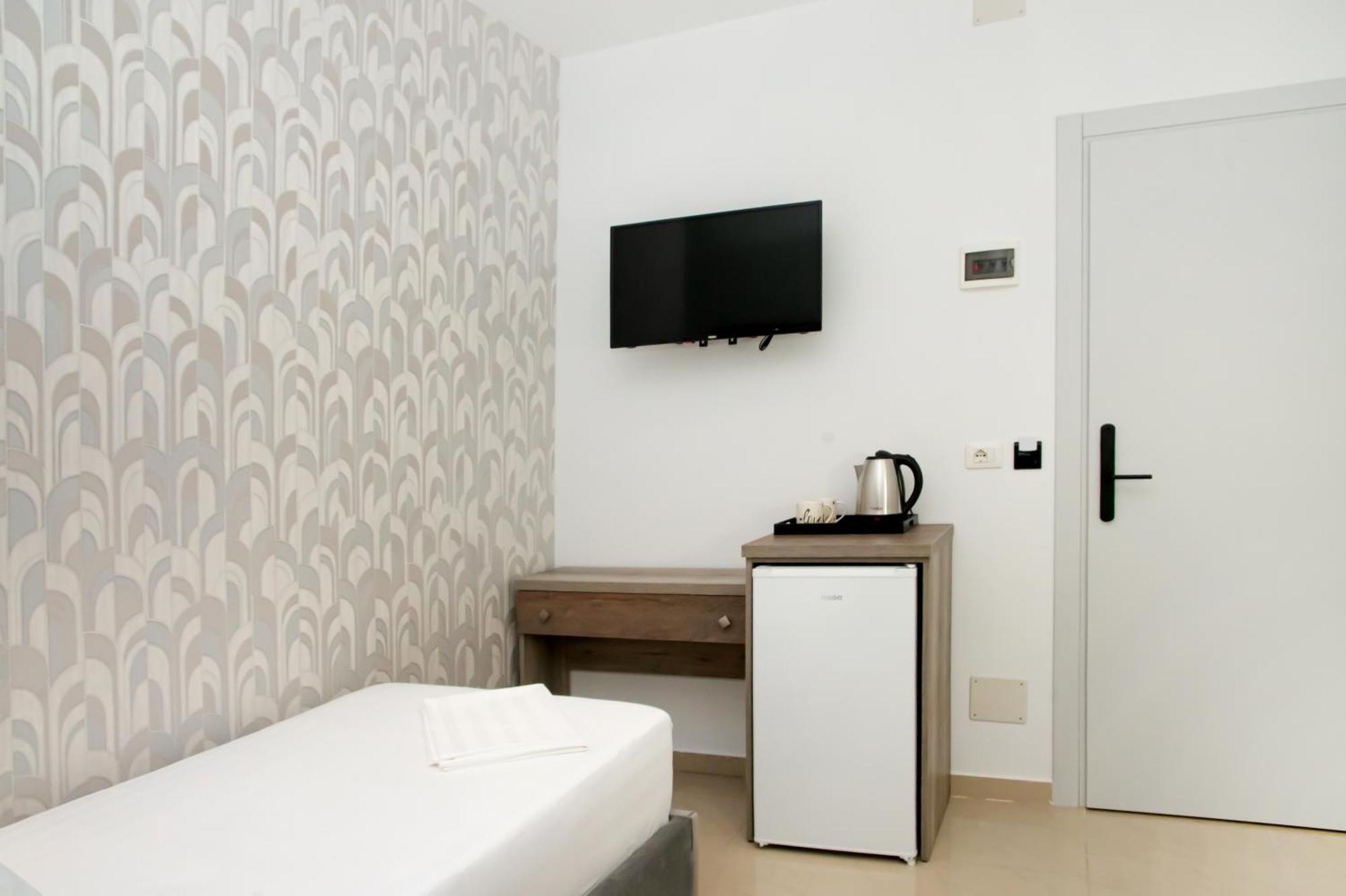 Alv Rent Rooms Vlore Exterior photo